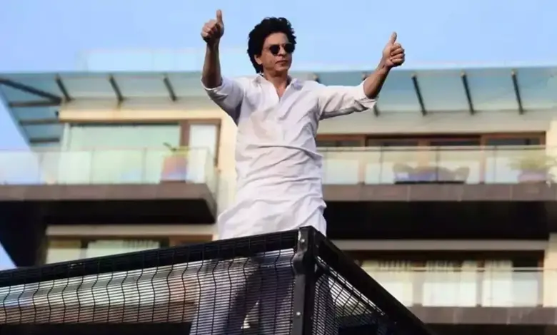 Shah Rukh Khan’s mansion Mannat is always on the list of fans and tourists from all over the world when they visit Mumbai. The Mansions Mannat is also considered as a part of tourist sport for the fans of