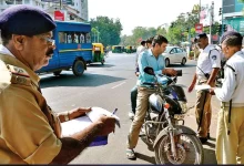 Ahmedabad Residents Pay Hefty Fines for Traffic Violations, Helmet Rule Tops Offenses Ahmedabad: Traffic rule violations in Ahmedabad have reached an alarming level, with thousands of residents being penalized daily. According to recent data from the city’s traffic police, residents collectively paid an average fine of Rs 79.76 lakh per day in the first 55 days of 2025. During this period, a staggering 6,54,651 violators were caught, contributing to a total fine collection of Rs 43.07 crore. Riding Without Helmets: The Most Common Offense The most significant portion of fines was imposed on two-wheeler riders for not wearing helmets. A total of 4,18,770 motorists were penalized for this violation, resulting in a fine collection of Rs 20.93 crore. Despite continuous awareness campaigns by traffic authorities, many commuters continue to disregard the helmet mandate, putting their safety at risk. Reckless Driving and Speeding Also Major Concerns Reckless driving, overspeeding, and illegal racing have emerged as other serious issues in the city. Police fined 57,482 individuals a collective Rs 10.07 crore for such violations. A senior traffic police official emphasized that stringent actions will persist against reckless drivers who endanger lives on Ahmedabad’s roads. Additionally, driving without a valid license remains a pressing problem. In the first 55 days of the year, 4,450 individuals were fined a total of Rs 1.02 crore for this offense. Officials expressed concerns over the ineffectiveness of repeated awareness campaigns, stating that strict penalties are necessary to enforce discipline among motorists. Even Policemen Not Spared In a surprising development, the traffic police’s crackdown also extended to law enforcement personnel. During a special drive initiated on February 10, a total of 186 policemen were caught riding without helmets and were fined Rs 93,000. Furthermore, 1,652 civil police personnel faced penalties amounting to Rs 82.92 lakh for the same violation. The Ahmedabad traffic police remain committed to enforcing traffic rules with increased vigilance and hefty fines. Authorities have urged residents to comply with safety regulations, stressing that following traffic laws is essential for reducing road accidents and ensuring overall public safety.