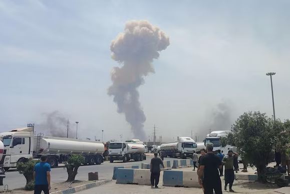Explosion at Shahid Rajaee port in Iran with smoke and wreckage during US-Iran nuclear negotiations.