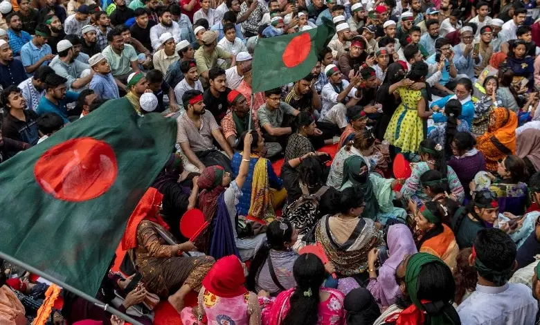 In a desperate bid to garner support after being cornered, the head of the interim government in Bangladesh, Muhammad Yunus, threatened to resign.
