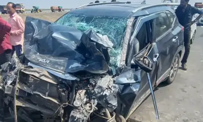 A total of 5 people, including a woman and three men, have died in a head-on collision between two cars.