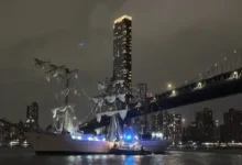 A Mexican Navy ship -- with 277 onboard -- crashed into New York City's Brooklyn Bridge on Saturday evening.