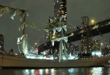 A Mexican Navy ship -- with 277 onboard -- crashed into New York City's Brooklyn Bridge on Saturday.