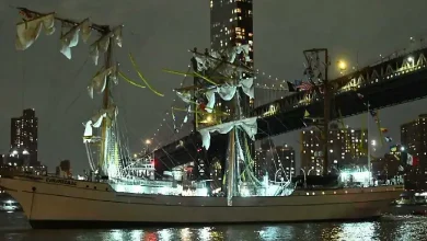 A Mexican Navy ship -- with 277 onboard -- crashed into New York City's Brooklyn Bridge on Saturday.