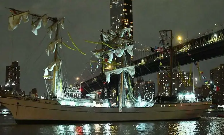 A Mexican Navy ship -- with 277 onboard -- crashed into New York City's Brooklyn Bridge on Saturday.