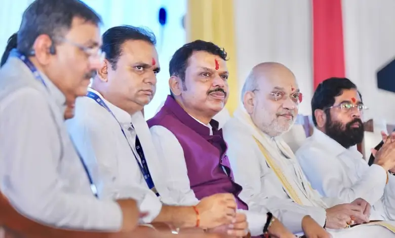 Union Home Minister Amit Shah and CM Devendra Fadnavis present an award to Savarkar Pratishthan.