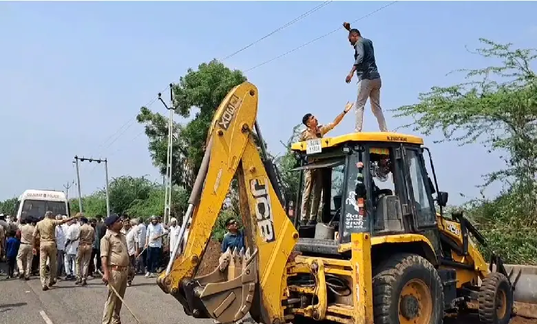 Farmers protest pipeline project at Dhatarwadi Dam in Rajula; some climb JCBs, detained by police amid escalating tensions.
