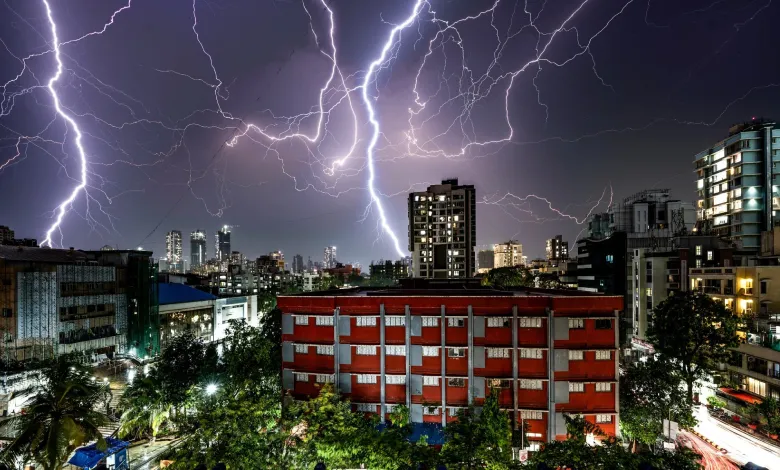 "Dark storm clouds over Mumbai as IMD predicts heavy pre-monsoon rainfall across Maharashtra and West Bengal this week"