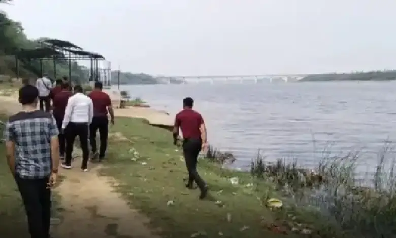 Crime scene investigation near Kalol canal where missing Vadodara man’s body was found amid ongoing murder suspicion.