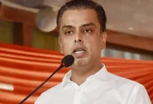 Deora criticizes Thackeray's Europe vacation during Pahalgam attack, praises Shinde's leadership.  
