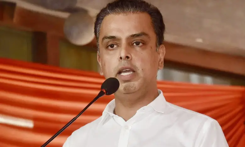 Deora criticizes Thackeray's Europe vacation during Pahalgam attack, praises Shinde's leadership.