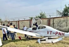 Aligarh aircraft crash. Trainee pilot unhurt as private plane hits airport wall during takeoff. Video.