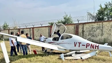 Aligarh aircraft crash. Trainee pilot unhurt as private plane hits airport wall during takeoff. Video.