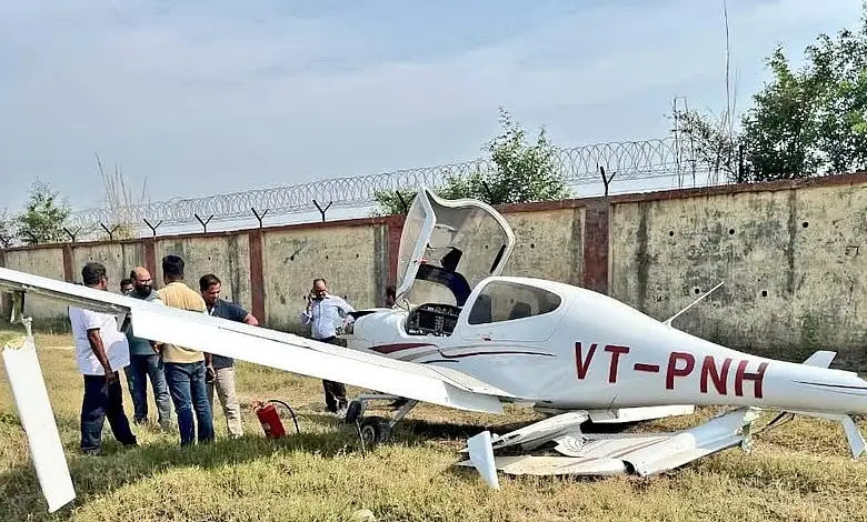 Aligarh aircraft crash. Trainee pilot unhurt as private plane hits airport wall during takeoff. Video.