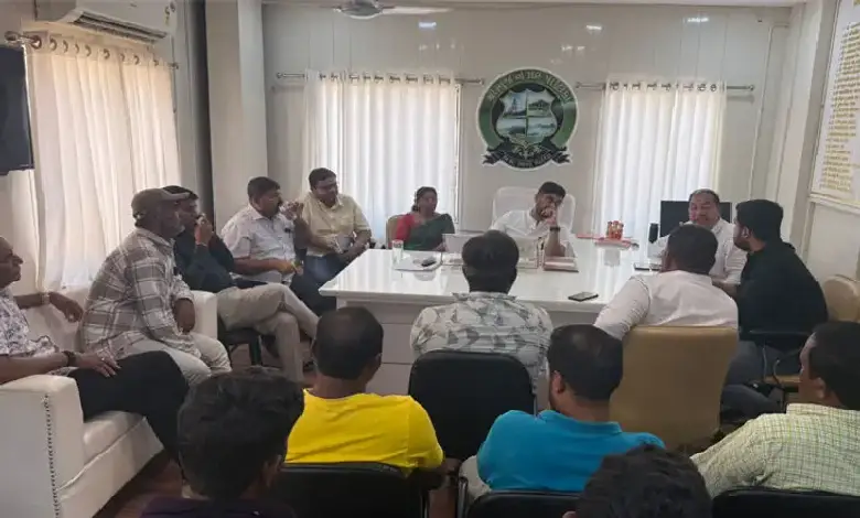 Bhuj officials hold meeting to prevent wastage and enforce new municipal water conservation rules.