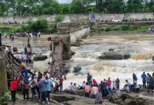 Six people died and several others are feared drowned after a bridge on a river near Pune collapsed on Sunday afternoon.
