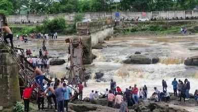 Six people died and several others are feared drowned after a bridge on a river near Pune collapsed on Sunday afternoon.
