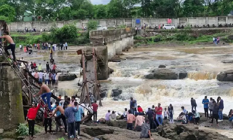 Six people died and several others are feared drowned after a bridge on a river near Pune collapsed on Sunday afternoon.