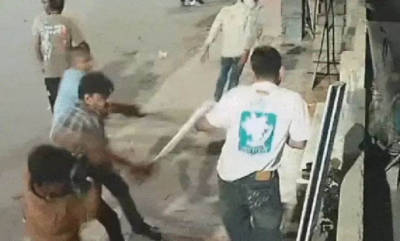 CCTV footage of mob assault on mobile shopkeeper in Ghodasar, Ahmedabad.