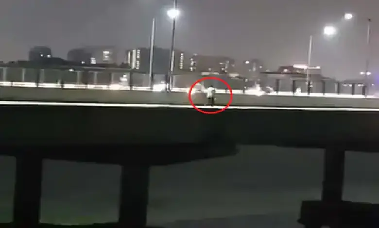 Fire brigade rescues Congress leader from Tapi River after suicide attempt on Surat's Variav Bridge at night.