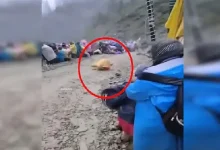 A woman lost her life while five other Amarnath Yatra pilgrims sustained injuries after incessant rainfall triggered rockslides and mudslides late Wednesday evening.