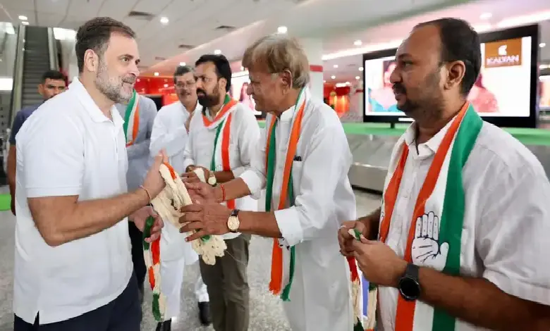 Congress Leader Rahul Gandhi reached Vadodara on Saturday to a warm reception by party cadres and supporters.