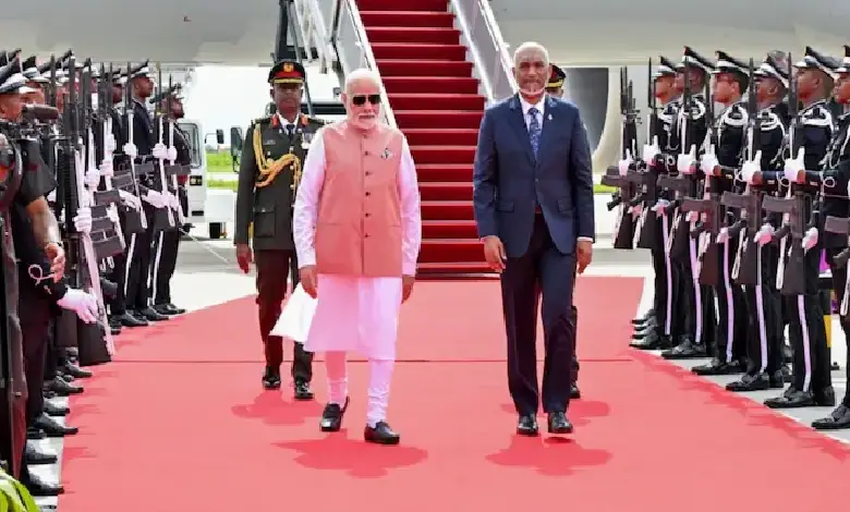 Prime Minister Narendra Modi, who is on an official visit to the Maldives, was welcomed with a 21-gun salute at the 60th Independence Day celebrations in the Maldives.