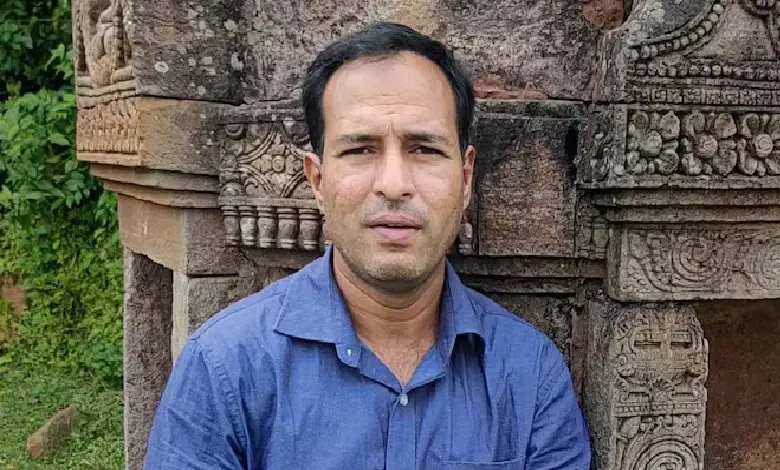 An Assistant Professor at the Central University of Karnataka in Kalaburagi has been accused of pressuring female students to wear the hijab during a field trip.