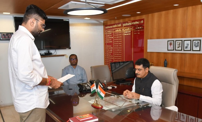 AAP’s Gopal Italia Takes Oath as MLA After Winning Visavadar By-Election