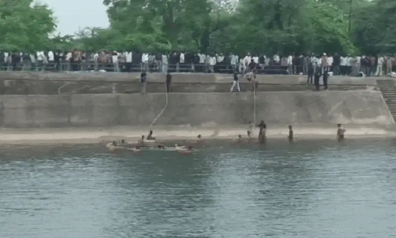 Car plunges into Nabhoi canal in Gandhinagar, rescue operation underway.