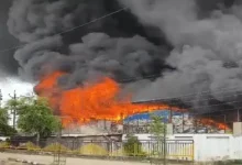 Firefighters battle massive blaze at Kheda plastic godown as thick smoke rises and nearby huts catch fire.