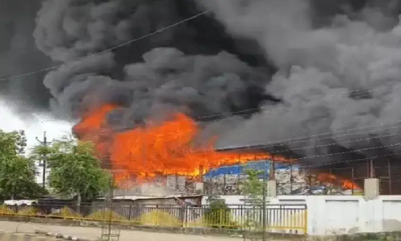 Firefighters battle massive blaze at Kheda plastic godown as thick smoke rises and nearby huts catch fire.