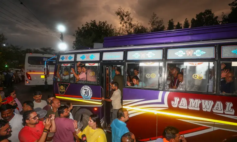 Amarnath Yatra 2025: Chanting 'Har Har Mahadev', 'Bam Bam Bhole', First Groups of Pilgrims Are Moving Towards The Holy Cave | WATCH VIDEO