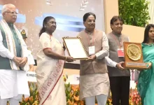 Gujarat officials receiving Swachh Survekshan 2024–25 cleanliness awards in New Delhi from President Droupadi Murmu.