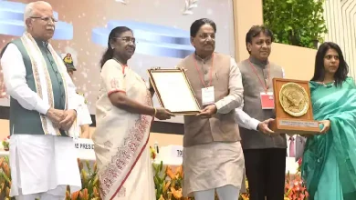 Gujarat officials receiving Swachh Survekshan 2024–25 cleanliness awards in New Delhi from President Droupadi Murmu.