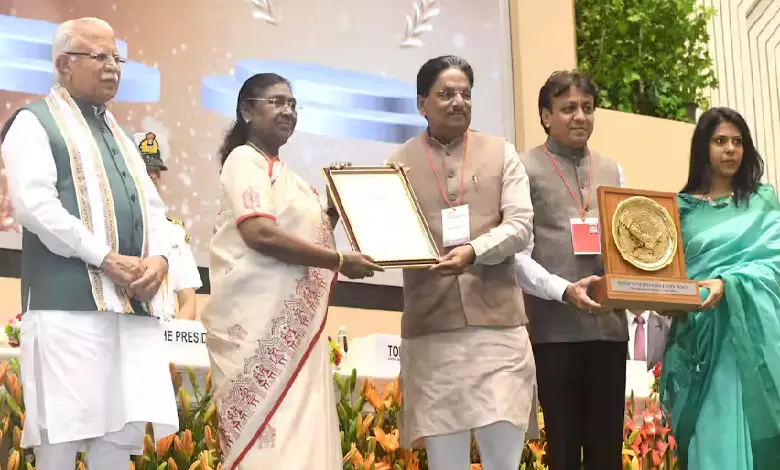 Gujarat officials receiving Swachh Survekshan 2024–25 cleanliness awards in New Delhi from President Droupadi Murmu.