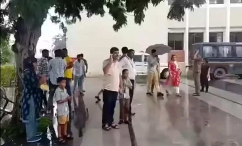 Vadodara Hotel Receives Bomb Threat, Police Respond Swiftly After School Warning Wave