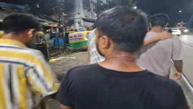 Tension flared in Kolkata’s Sealdah area on Wednesday night after students of Calcutta University alleged they were attacked and abused by Hindi-speaking traders.