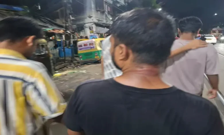 Tension flared in Kolkata’s Sealdah area on Wednesday night after students of Calcutta University alleged they were attacked and abused by Hindi-speaking traders.