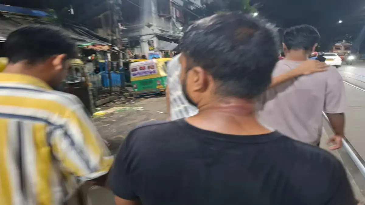 Tension flared in Kolkata’s Sealdah area on Wednesday night after students of Calcutta University alleged they were attacked and abused by Hindi-speaking traders.
