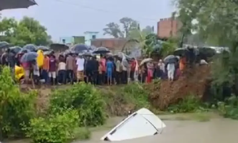 Eleven people died on Sunday after a Bolero carrying 15 passengers lost control and plunged into a canal in Uttar Pradesh’s Gonda district.