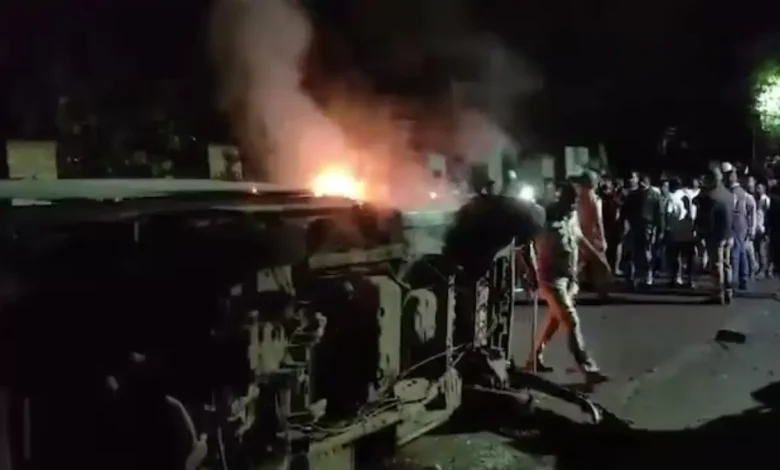 Kolhapur witnessed a violent clash late Friday night when two groups from different groups attacked each other in the Siddharthnagar area.