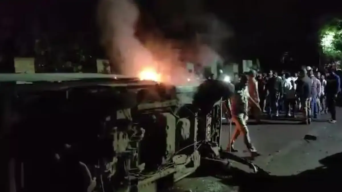 Kolhapur witnessed a violent clash late Friday night when two groups from different groups attacked each other in the Siddharthnagar area.