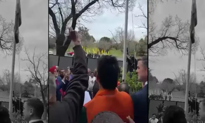 Attempts by a Khalistani group to disrupt Independence Day celebrations at the Indian consulate in Melbourne came a cropper as the community members sang patriotic songs to drown out the noise.