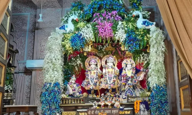 ISKCON Temple in Ahmedabad Transformed into Gokul-Vrindavan with 900 Kg Imported Flowers; Over 1.25 Lakh Devotees Attend Krishna Janmashtami Celebrations