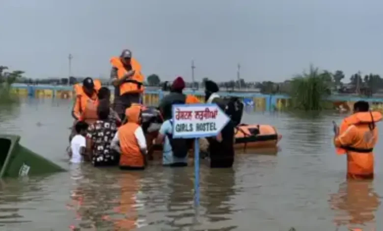 Punjab Floods: Indian Army Airlifts 27 in Daring Gurdaspur Mission; ‘Watch’ Dramatic Chopper Rescue