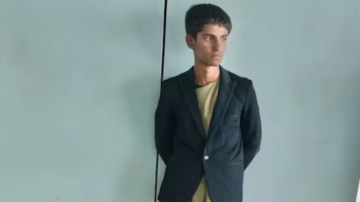 An Afghan boy traveled from Kabul to Delhi by hiding in the landing gear compartment of a plane, Indian authorities have said.