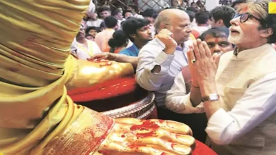Amitabh Bachchan is a loyal devotee of Lord Ganesha, like millions of others. Every year, Big B visits Mumbai's famous Lalbaugcha Raja with his family.
