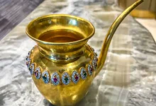 A jewelled urn studded with diamond, gold, and emerald worth Rs 1 crore was stolen during a Jain religious ritual at Red Fort park near Gate No 15.