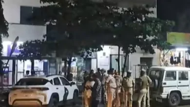 Dressed in military-style uniforms and armed with guns, a gang of three masked men stormed into a State Bank of India branch at Karnataka's Chadachan town on Tuesday evening and looted gold ornaments worth Rs 20 crore and Rs 1 crore cash.